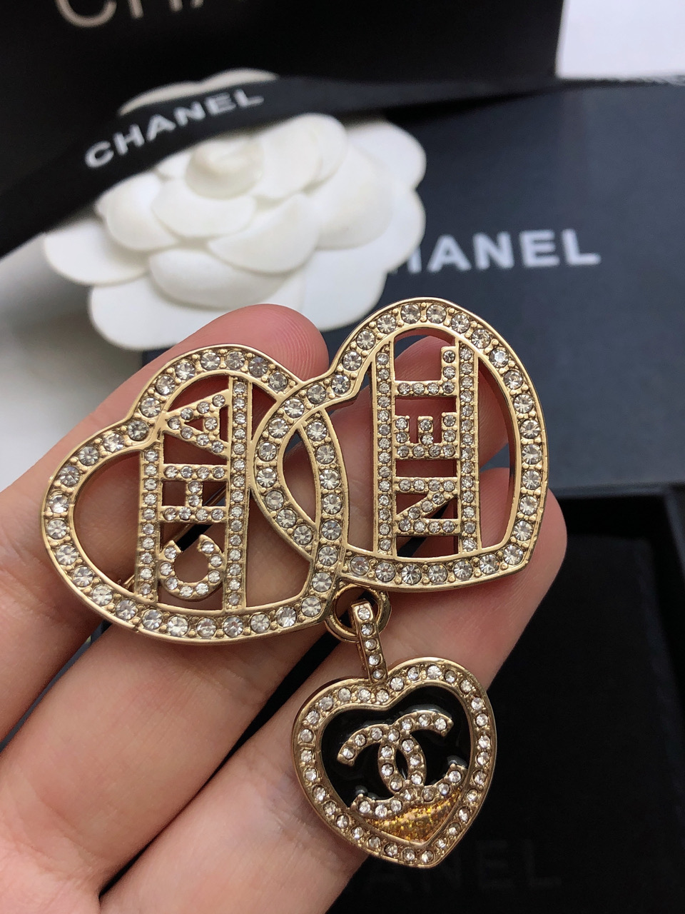 CHANEL 香奈儿 字母爱心胸针好看到爆的字母爱心泡泡，爱了爱了🤩🤩很复古，很有气质的简约设计，上身非