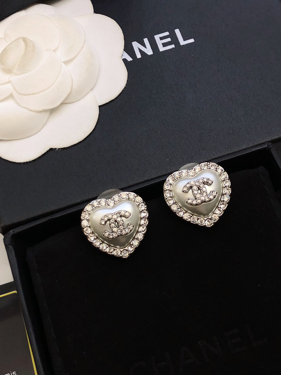 CHANEL 2023 Crystal-Embellished Openwork Heart Interlocking CC Stud - Comprehensive 7