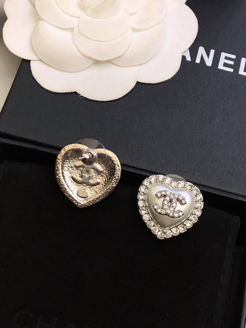 CHANEL 2023 Crystal-Embellished Openwork Heart Interlocking CC Stud - Comprehensive 8