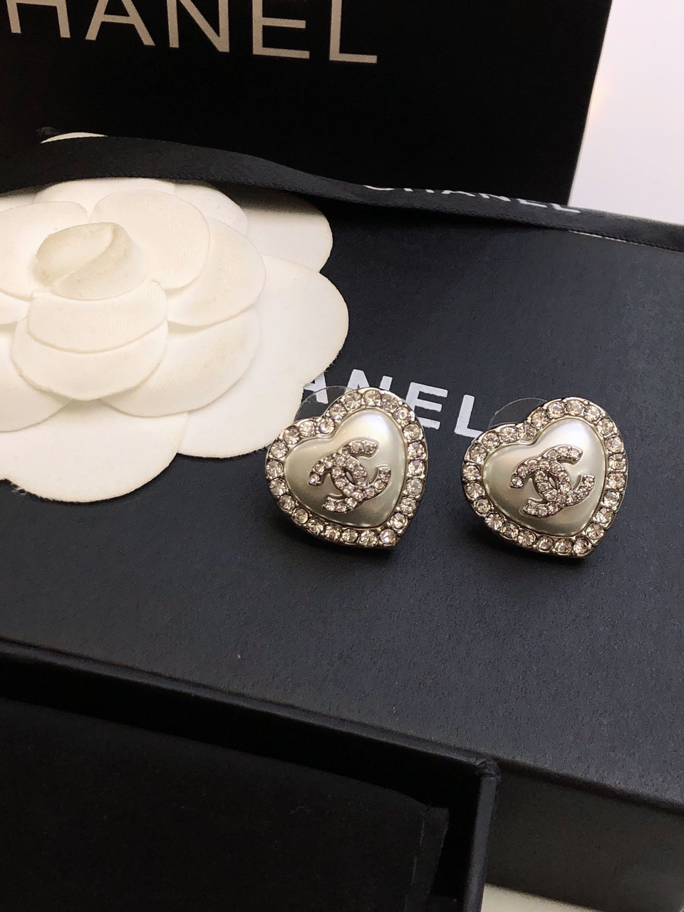 CHANEL 2023 Crystal-Embellished Openwork Heart Interlocking CC Stud - Comprehensive 9