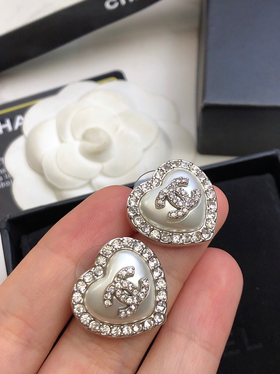 CHANEL 2023 Crystal-Embellished Openwork Heart Interlocking CC Stud - Comprehensive 6