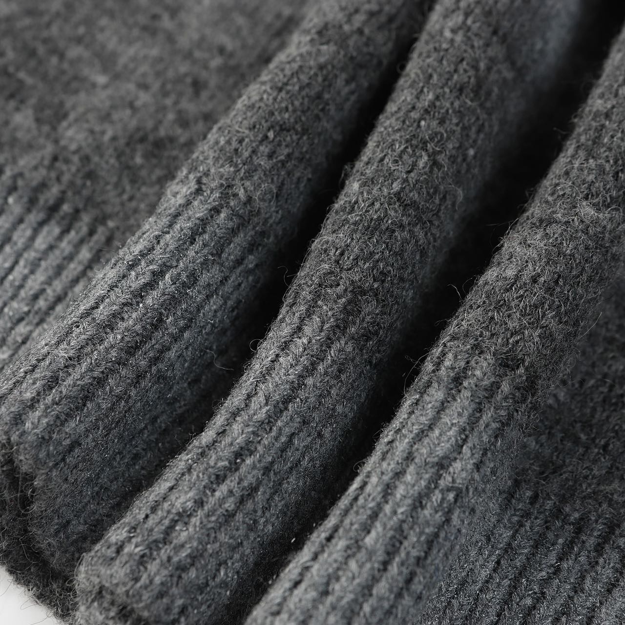 “Balenciaga Sweaters with Embroidered Logo in Various Sizes and Colors” - 图片 4