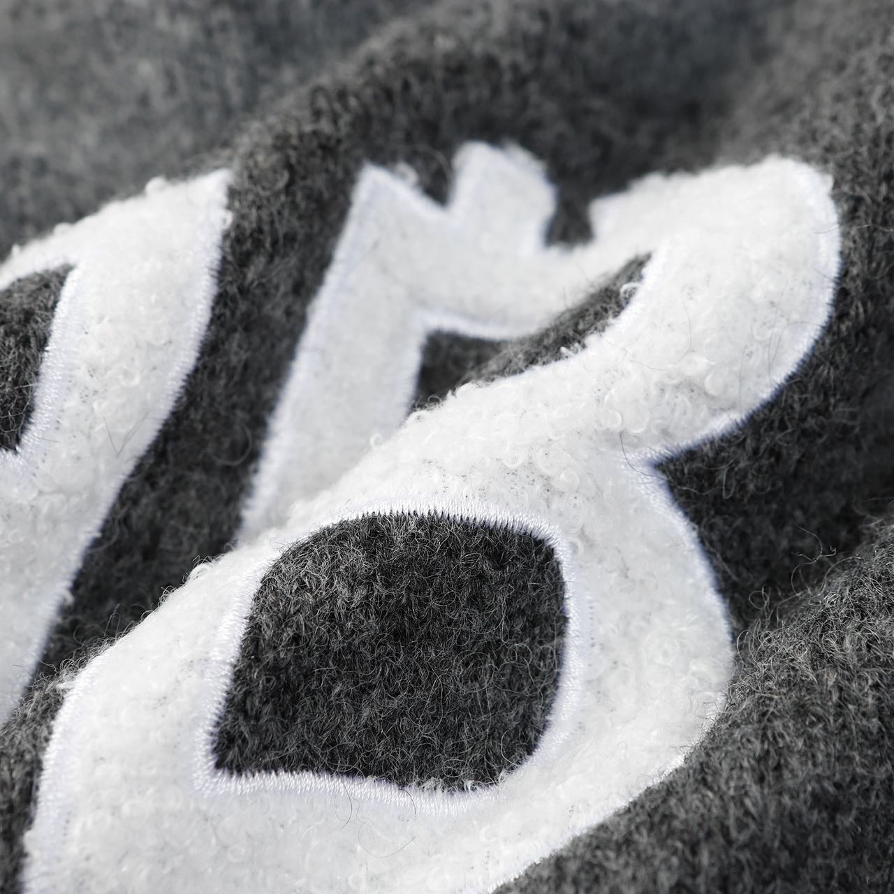 “Balenciaga Sweaters with Embroidered Logo in Various Sizes and Colors” - 图片 6