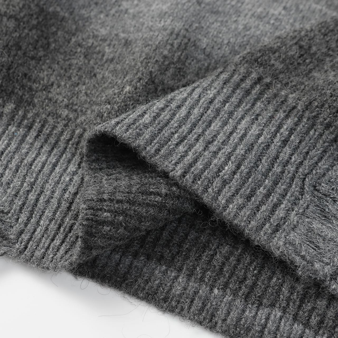 “Balenciaga Sweaters with Embroidered Logo in Various Sizes and Colors” - 图片 7