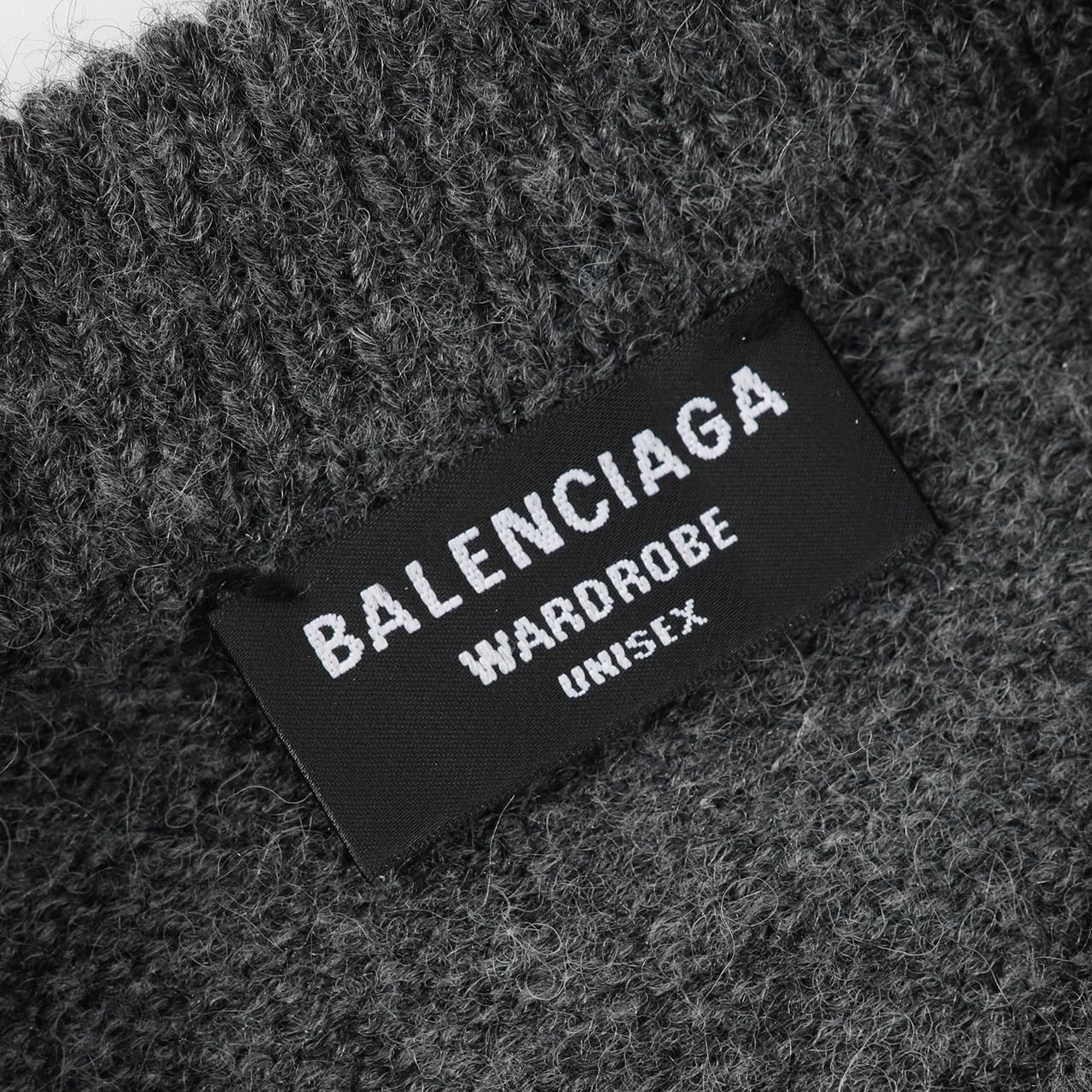 “Balenciaga Sweaters with Embroidered Logo in Various Sizes and Colors” - 图片 8