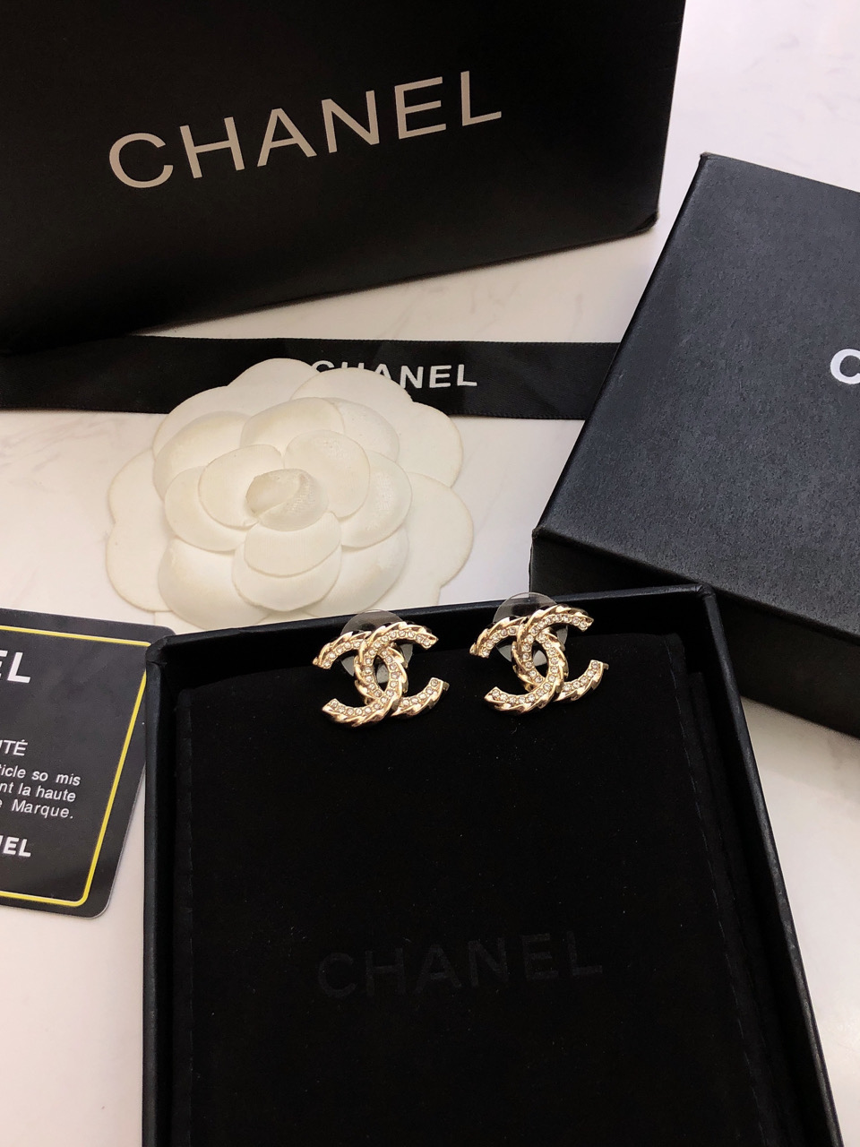 🛍香奈儿耳钉热销款。爆上新🆕🆕🆕 一致官网😎CHAN 23 满钻双c金色波纹耳钉🤑百搭又很透亮的闪✨🤒精
