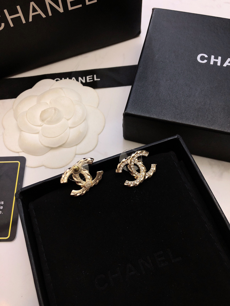 🛍香奈儿耳钉热销款。爆上新🆕🆕🆕 一致官网😎CHAN 23 满钻双c金色波纹耳钉🤑百搭又很透亮的闪✨🤒精