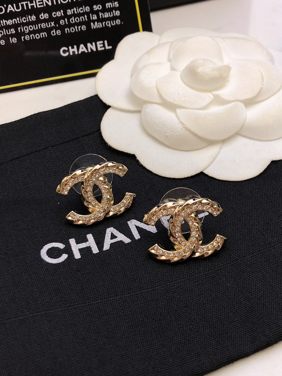 🛍香奈儿耳钉热销款。爆上新🆕🆕🆕 一致官网😎CHAN 23 满钻双c金色波纹耳钉🤑百搭又很透亮的闪✨🤒精