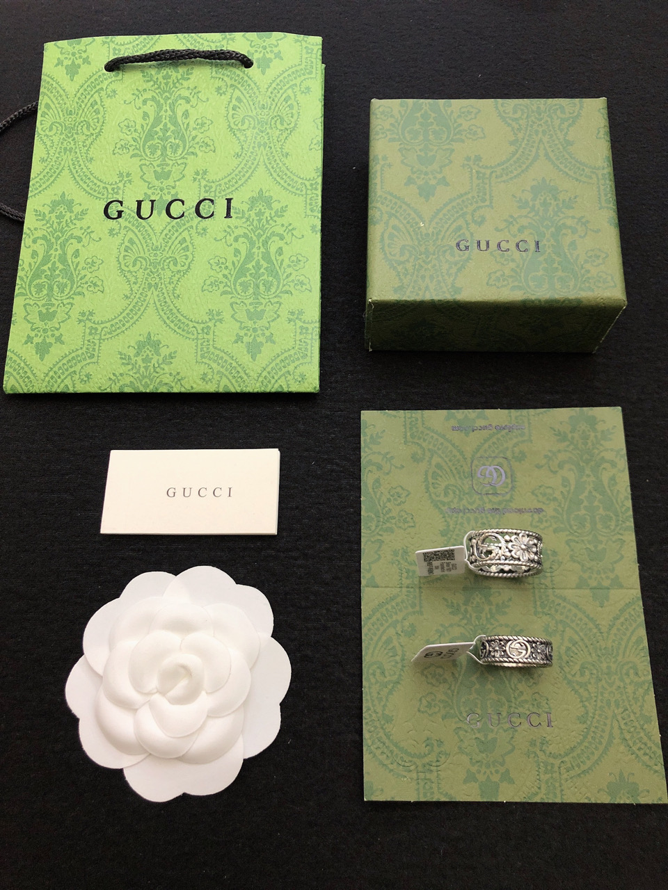 Gucci这款纤巧戒指将品牌标志的双G字母交织图案融入拧花带设计 这个系列经过精心设计和专业制作  通过