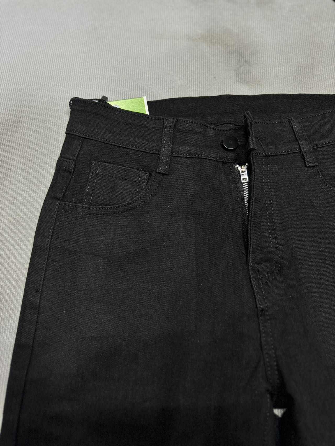 🛒购物价：60💰[原版牛仔裤,原标吊牌独家工作室新款]春秋新款牛仔裤.原厂原布原洗水！进口原版水洗弹力面料进口原版水洗弹力水洗面料，弱饱和度的中灰色在炒砂洗水测试中特别难把握，复杂的手工艺叠加，任何一个洗水环节多停留几秒都会变成完全不一样的颜色效果，所以越加珍贵，特别持久、耐味…… 选用上乘的丹宁弹力质感，真皮皮牌、高定的金属辅料……打造出独特及原创的牛仔裤款型！ 后袋三角经典logo，原版五金辅料，版型超正，舒适透气，档次极高，专柜品质，上身帅气.................................................................尺码： 28-36