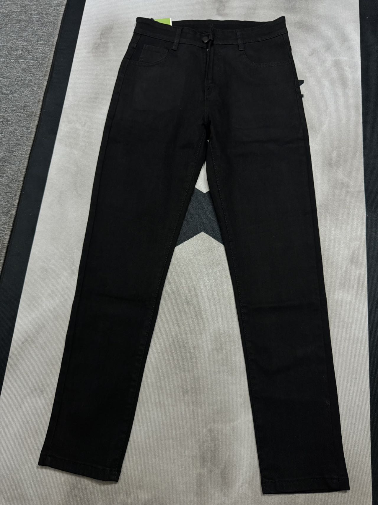 🛒购物价：60💰[原版牛仔裤,原标吊牌独家工作室新款]春秋新款牛仔裤.原厂原布原洗水！进口原版水洗弹力面料进口原版水洗弹力水洗面料，弱饱和度的中灰色在炒砂洗水测试中特别难把握，复杂的手工艺叠加，任何一个洗水环节多停留几秒都会变成完全不一样的颜色效果，所以越加珍贵，特别持久、耐味…… 选用上乘的丹宁弹力质感，真皮皮牌、高定的金属辅料……打造出独特及原创的牛仔裤款型！ 后袋三角经典logo，原版五金辅料，版型超正，舒适透气，档次极高，专柜品质，上身帅气.................................................................尺码： 28-36