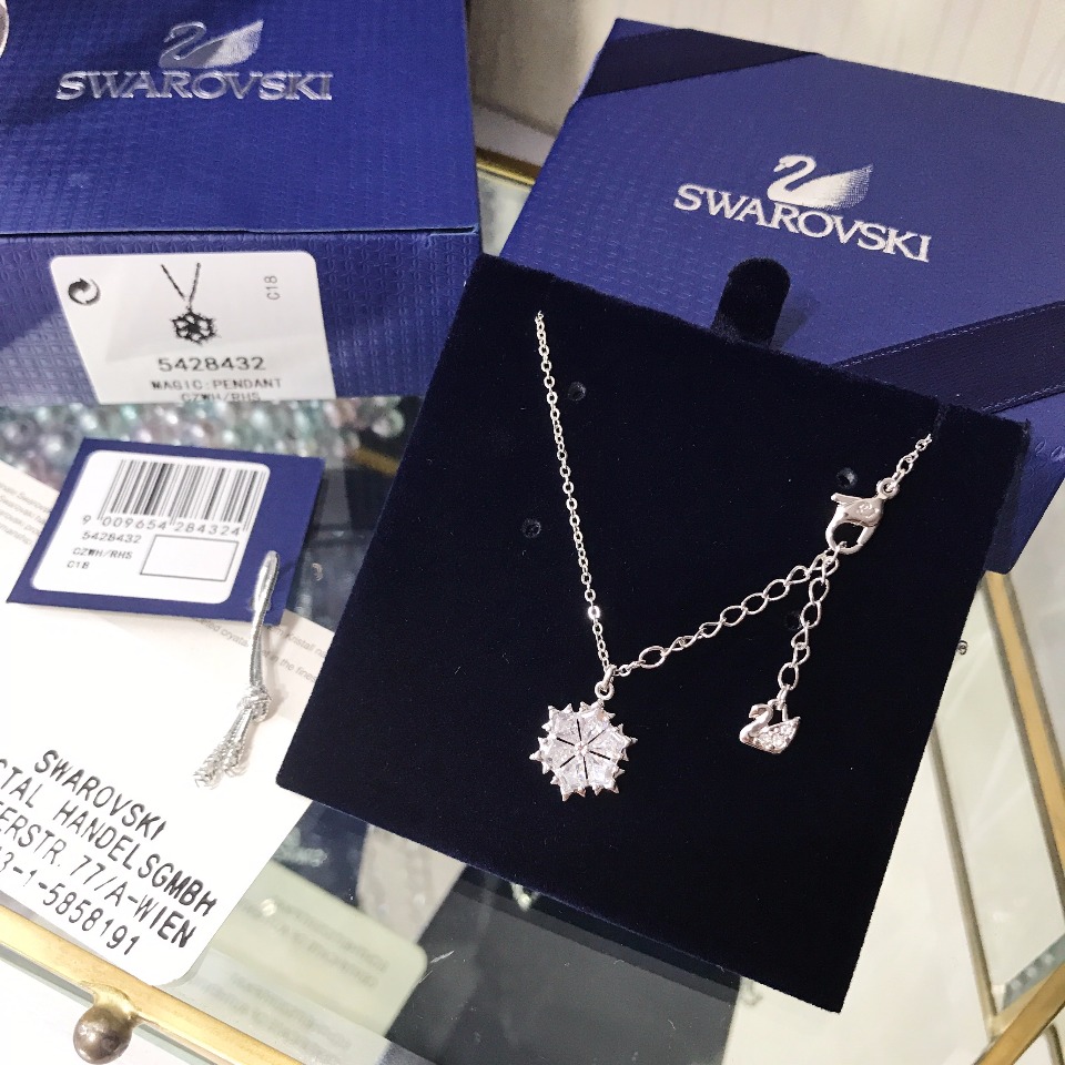 批💰90 官方货号:5428432 【专柜品质】 施洛华世奇Swarovski,白金色浪漫雪花唯美项链水晶锁骨链女,璀璨迷之人余,雅大致方经的典造也型别气具派,附带套全专柜包装,条码伪防可扫,专小柜票。