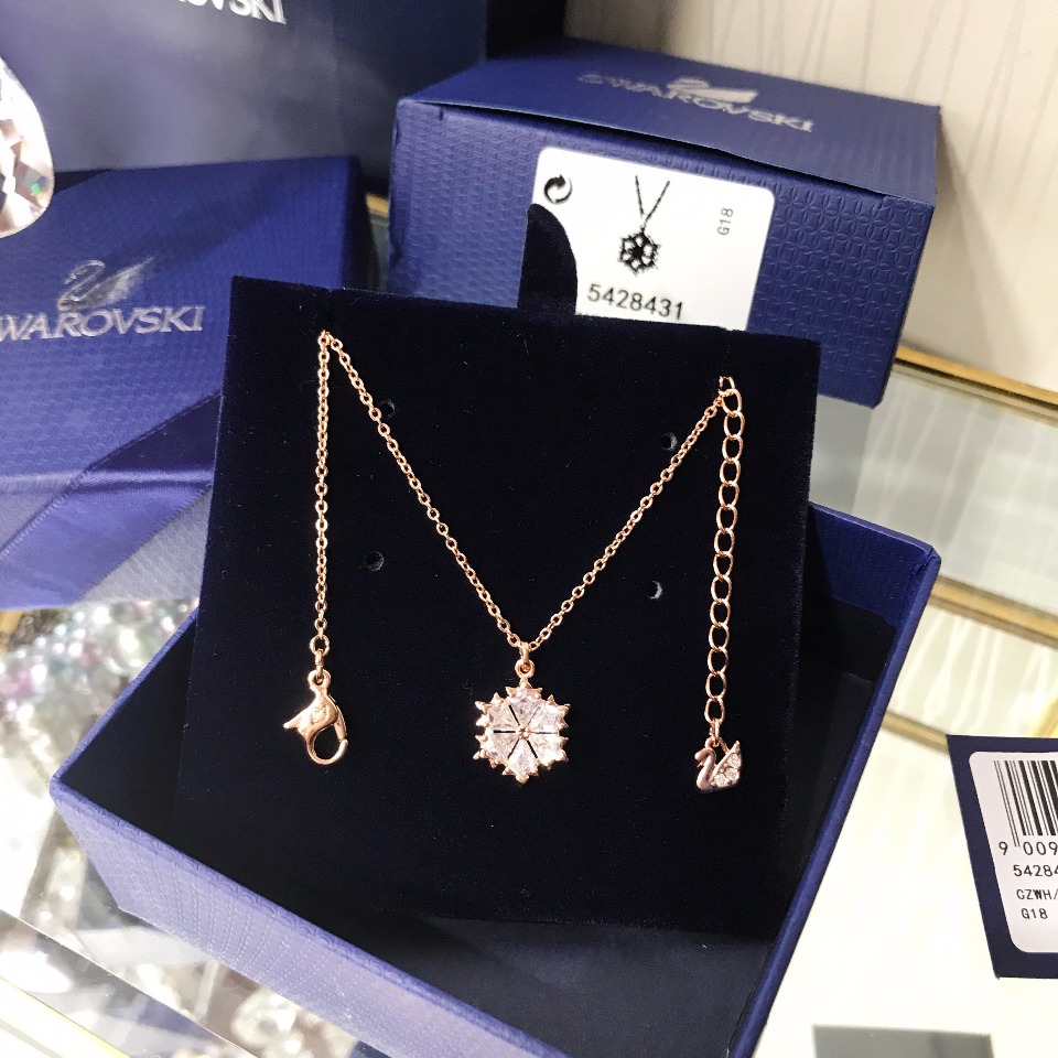 批💰90 官方货号:5428431 【专柜品质】 施洛华世奇Swarovski,玫瑰金浪漫雪花唯美项链水晶锁骨链女,璀璨迷之人余,雅大致方经的典造也型别气具派,附带套全专柜包装,条码伪防可扫,专小柜票。