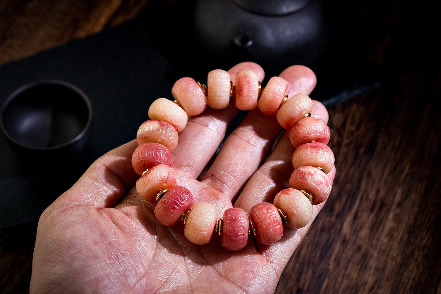 秒杀价👉280
尺寸18*10mm，克重83g，
经典半血骨雕回纹手串，颗颗精雕，纯手工打磨，
半血品质，色泽红润，纹路清晰，搭配藏银隔片