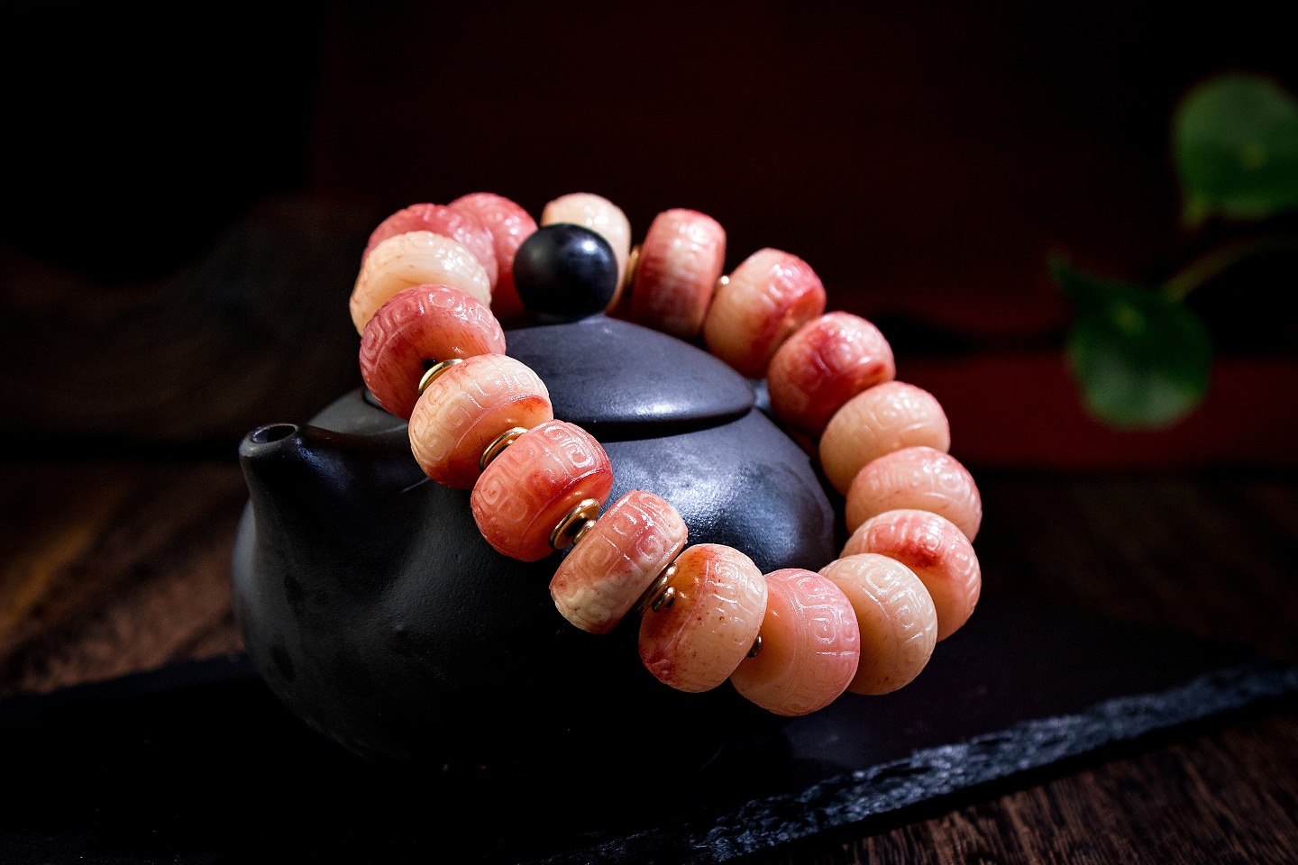 秒杀价👉280
尺寸18*10mm，克重83g，
经典半血骨雕回纹手串，颗颗精雕，纯手工打磨，
半血品质，色泽红润，纹路清晰，搭配藏银隔片