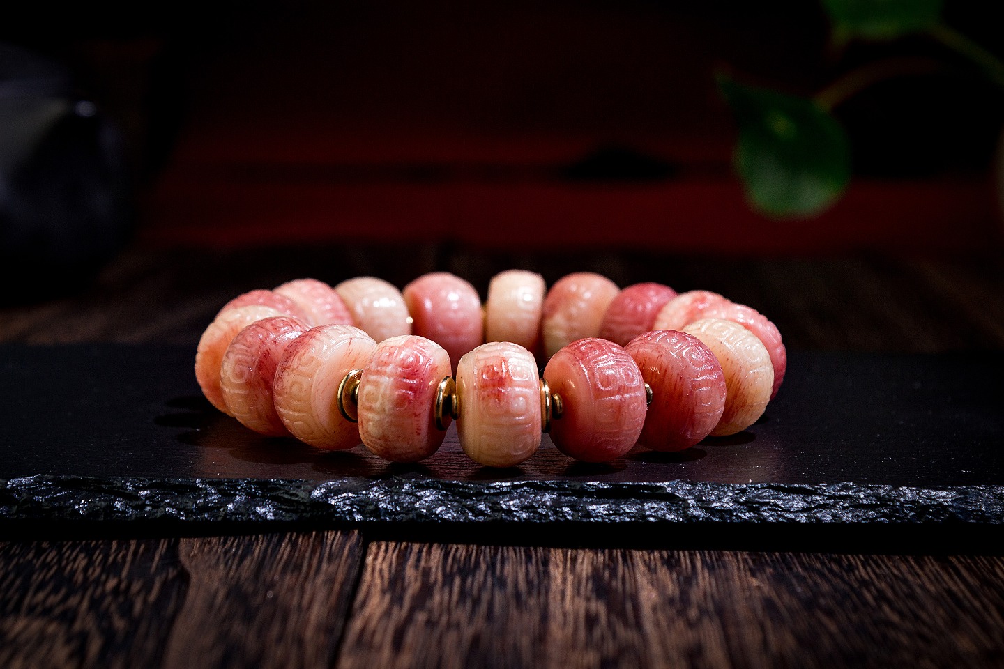 秒杀价👉280
尺寸18*10mm，克重83g，
经典半血骨雕回纹手串，颗颗精雕，纯手工打磨，
半血品质，色泽红润，纹路清晰，搭配藏银隔片