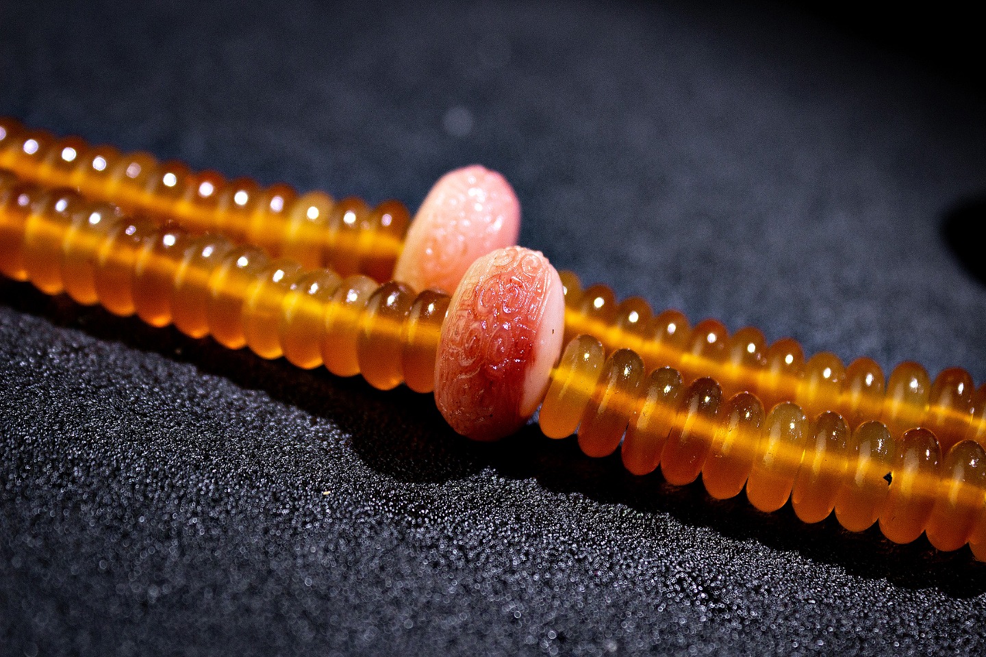 代理价👉288
尺寸10*4mm，克重95g，
纯野生黄金甲山龟108片珠挂链，
选料天然，品质天然，纯手工镜面打磨，
搭配骨雕般若波罗蜜牌子+沁血回纹腰+南红瓜珠+润料卡子
