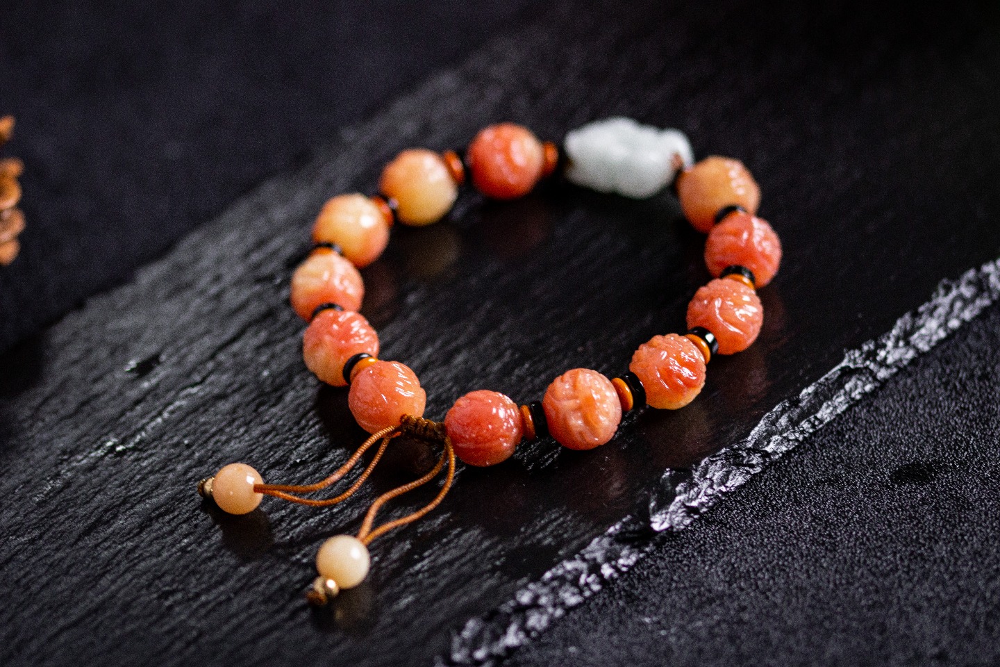 代理价👉239
尺寸12mm，克重31g，
老师傅纯手工雕刻貔貅手串，搭配玉貔貅，是真正能驱魔辟邪，保平安的珠子