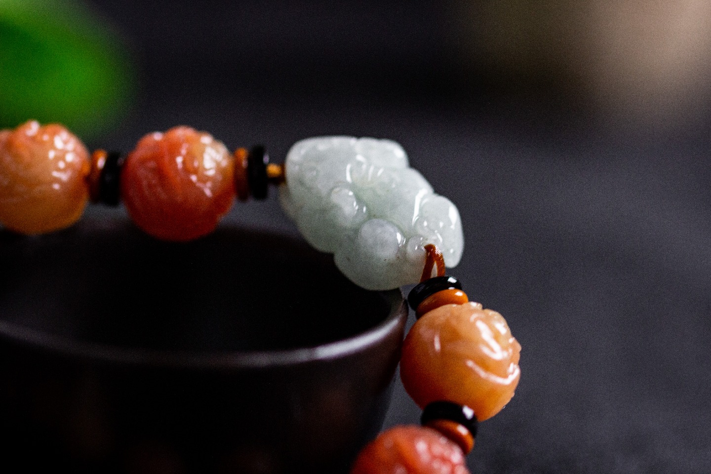 代理价👉239
尺寸12mm，克重31g，
老师傅纯手工雕刻貔貅手串，搭配玉貔貅，是真正能驱魔辟邪，保平安的珠子