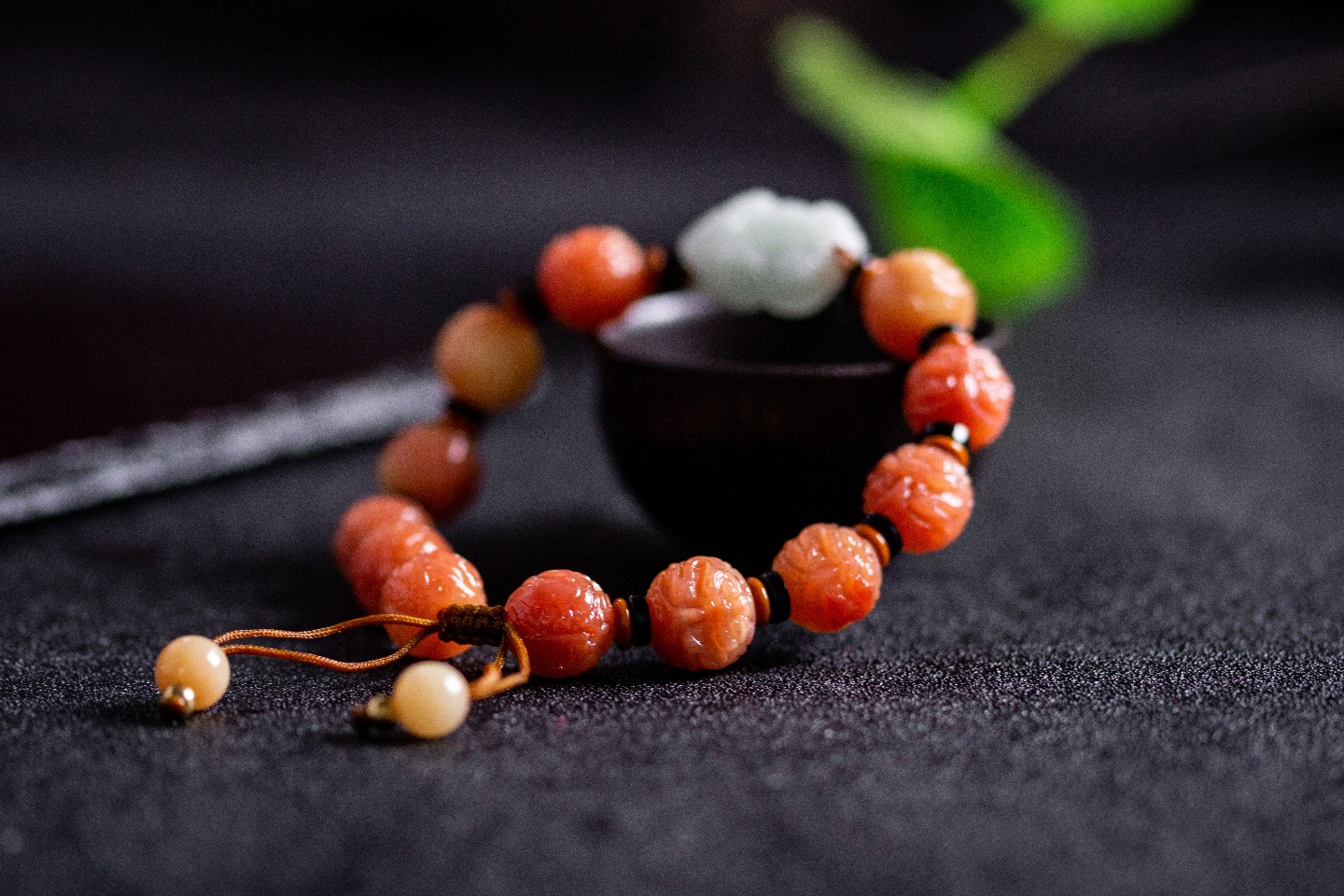 代理价👉239
尺寸12mm，克重31g，
老师傅纯手工雕刻貔貅手串，搭配玉貔貅，是真正能驱魔辟邪，保平安的珠子