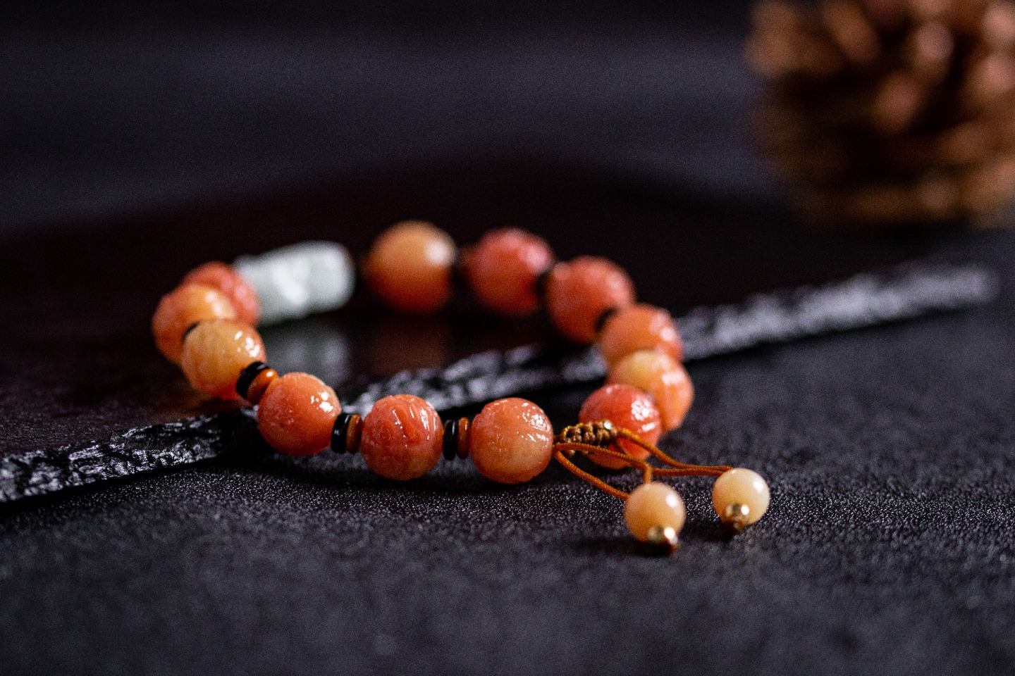 代理价👉239
尺寸12mm，克重31g，
老师傅纯手工雕刻貔貅手串，搭配玉貔貅，是真正能驱魔辟邪，保平安的珠子