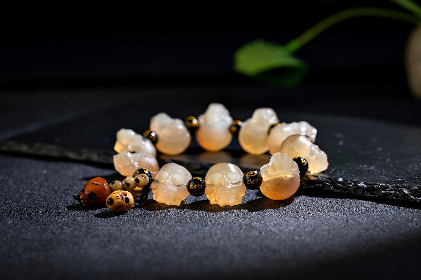 【代理价】368
【规  格】尺寸16mm，克重44g
纯天然羊角手串，手工雕刻骷髅，丝丝血色，搭配黑曜石六字真言隔珠/牛骨骷髅。