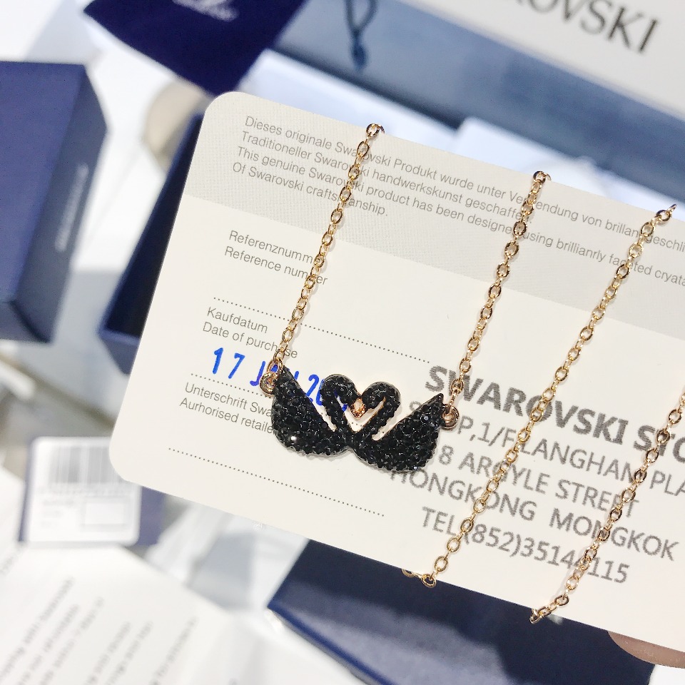 批💰90 施华洛世奇Swarovski，江疏影同款SWAN双黑天鹅 亲嘴鹅 相亲相爱 双天鹅，精致迷人的镀玫瑰金色项链，附带全套专‮包柜‬装。