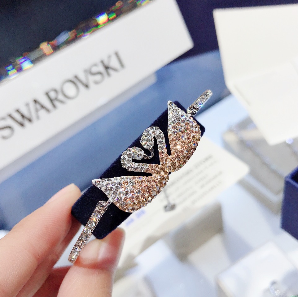 NO:722496,Swarovski Swarovski, gradient double swan bracelet, gradient swan bracelet, elegant and classic style, also unique and stylish, Swarovski bracelet, stuart weitzman, swarovski, bracelet19860909施华洛世奇Swarovski,渐变色双天鹅手镯,渐变天鹅手环,雅致大方经的典造也型别具气派,施华洛手环,stuart weitzman,swarovski,bracelet,Jewelry