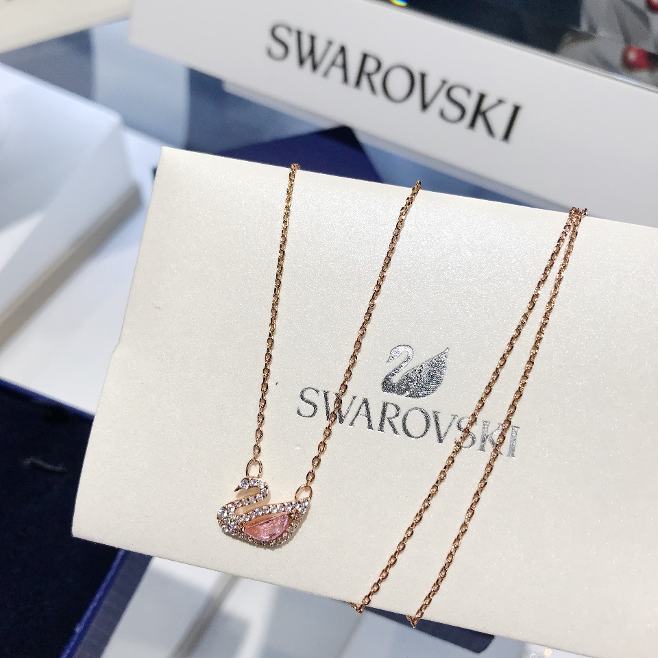 批💰80 施华洛世奇Swarovski，清新迷人浪漫粉天鹅项链。这个粉色实在是很讨喜，不艳不俗，充满了少女的甜美，四季皆宜，也很好搭配衣服，附带全套‮柜专‬包装。