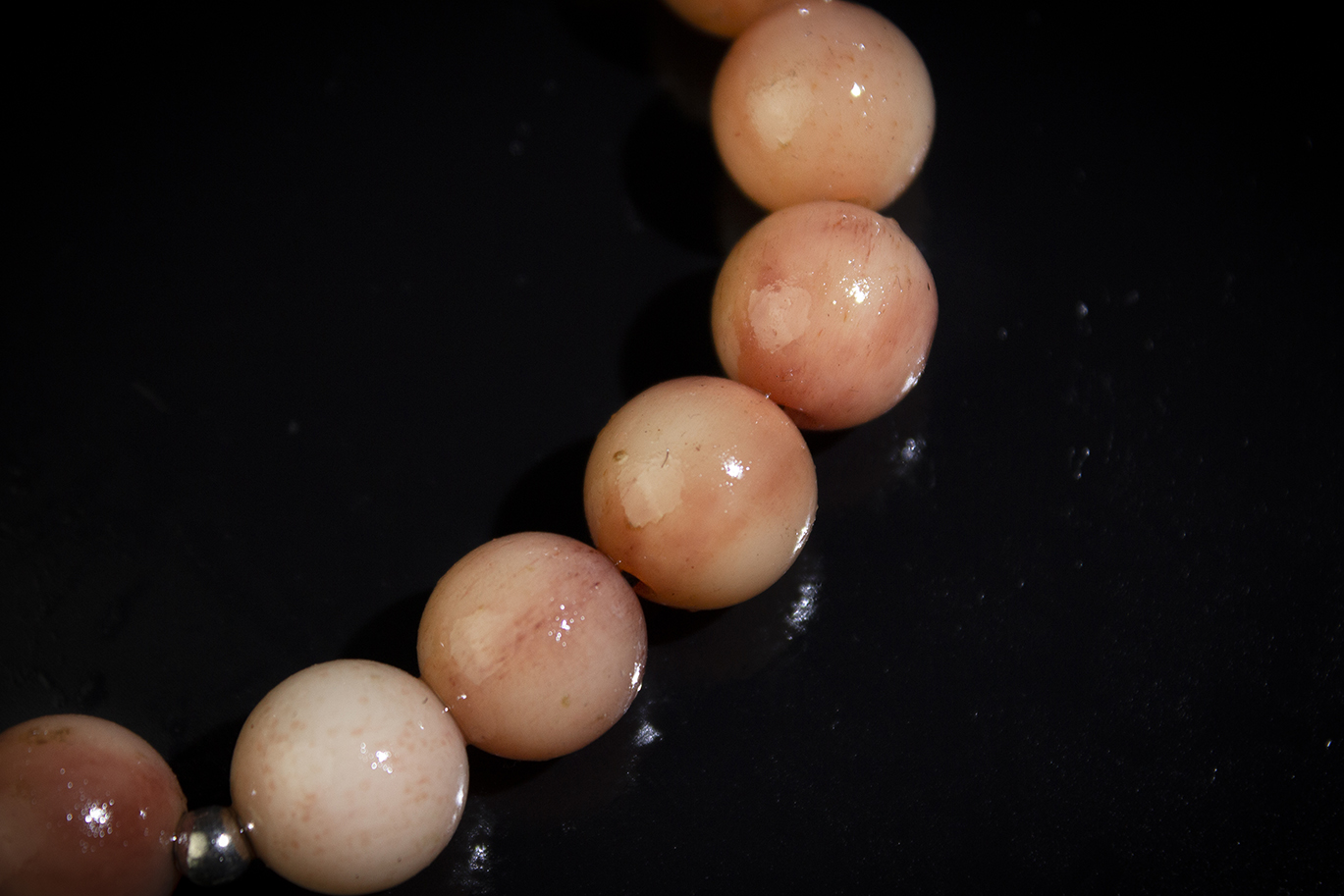 代理价👉268
尺寸:12mm,克重：36g
经典款驼骨手串，搭配羚羊角珠子+驼骨卡子，
颗颗纯手工打磨，谦谦君子，温润如玉简约大方。