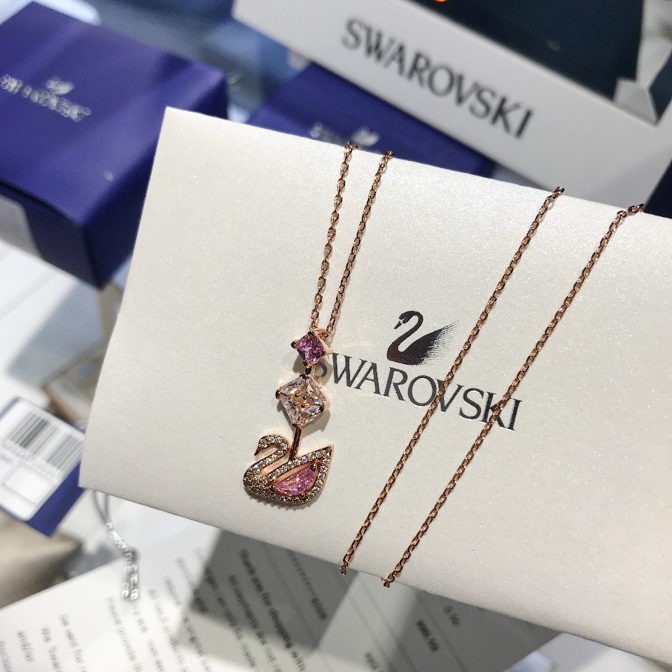 批💰90 施华洛世奇Swarovski，清新迷人浪漫粉天鹅项链，这个粉色实在是很讨喜，不艳不俗，充满了少女的甜美清新，附带全套专‮包柜‬装。