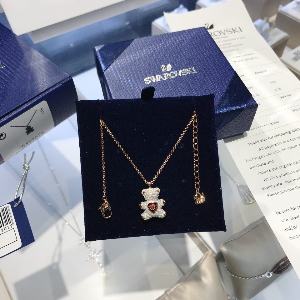 批💰100 官方货号:5452026 【专柜品质】 施洛华世奇Swarovski,泰迪熊项链 3D立体小熊,融入了「跃动水晶」概念,璀璨迷之人余,雅大致方经的典造也型别气具派,附带套全专柜包装,条码伪防可扫,专小柜票。