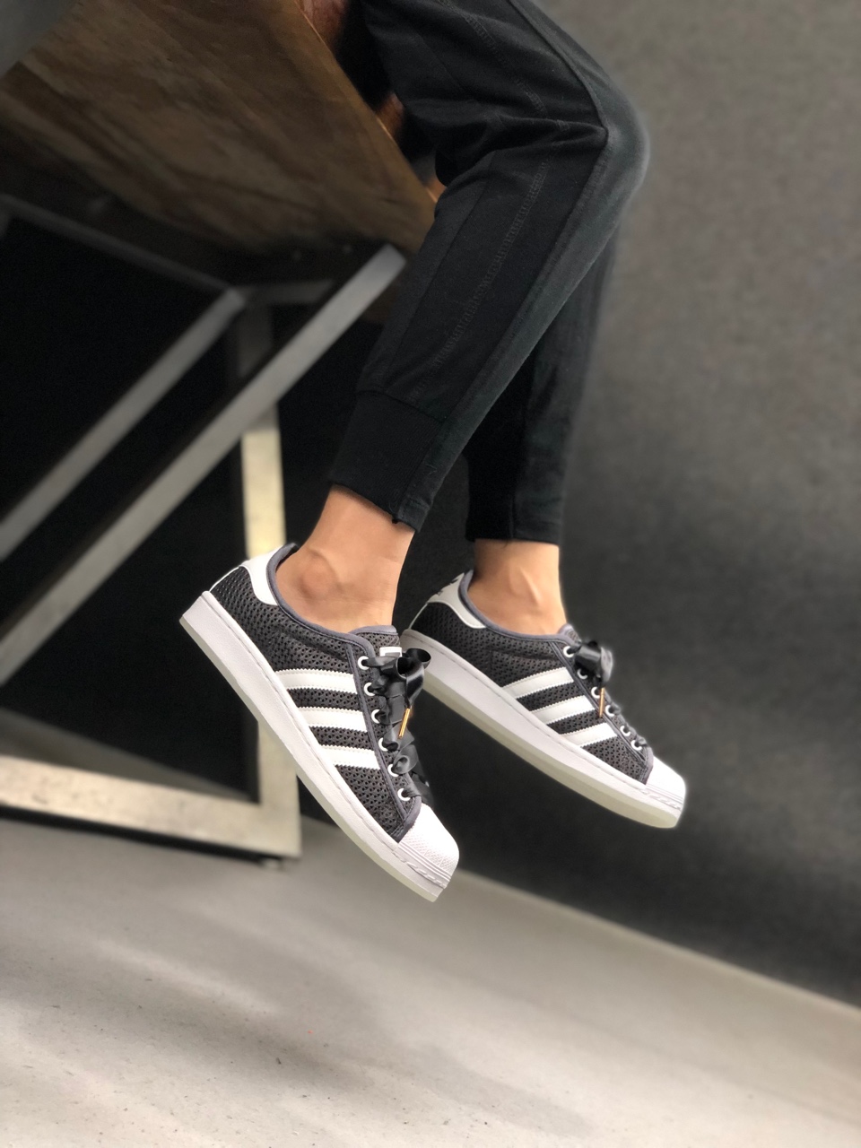 160。货号：S82579ADIDAS SUPERSTAR ORIGINALS 夜光铜头！  2019年度全新黑白配色网布贝壳头 透气清凉一整夏  标配蝴蝶结超厚丝绸鞋带