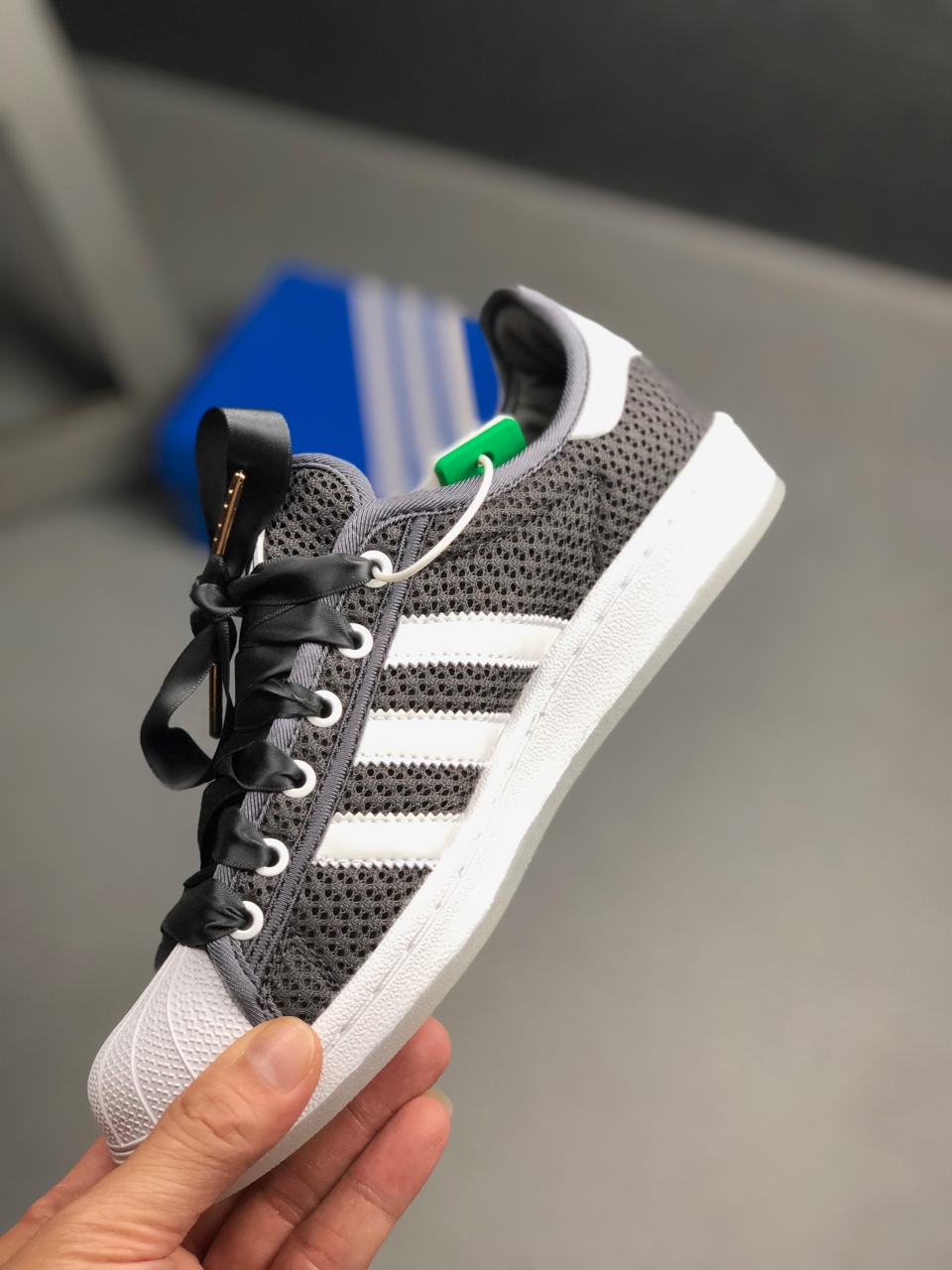 160。货号：S82579ADIDAS SUPERSTAR ORIGINALS 夜光铜头！  2019年度全新黑白配色网布贝壳头 透气清凉一整夏  标配蝴蝶结超厚丝绸鞋带