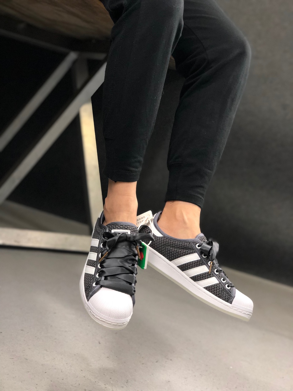 160。货号：S82579ADIDAS SUPERSTAR ORIGINALS 夜光铜头！  2019年度全新黑白配色网布贝壳头 透气清凉一整夏  标配蝴蝶结超厚丝绸鞋带