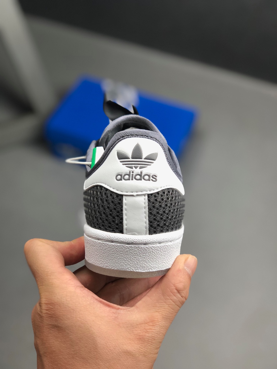 160。货号：S82579ADIDAS SUPERSTAR ORIGINALS 夜光铜头！  2019年度全新黑白配色网布贝壳头 透气清凉一整夏  标配蝴蝶结超厚丝绸鞋带