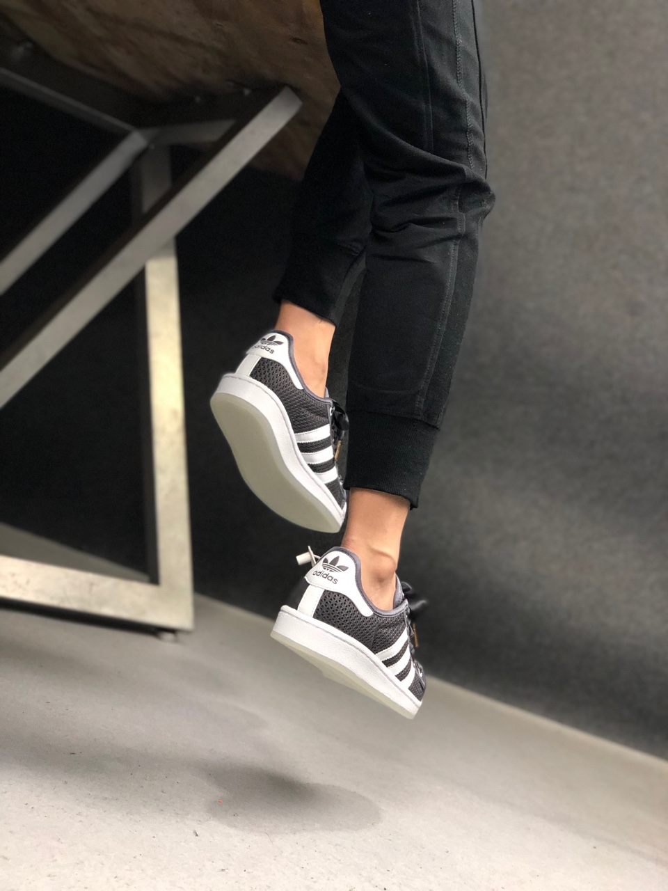 160。货号：S82579ADIDAS SUPERSTAR ORIGINALS 夜光铜头！  2019年度全新黑白配色网布贝壳头 透气清凉一整夏  标配蝴蝶结超厚丝绸鞋带