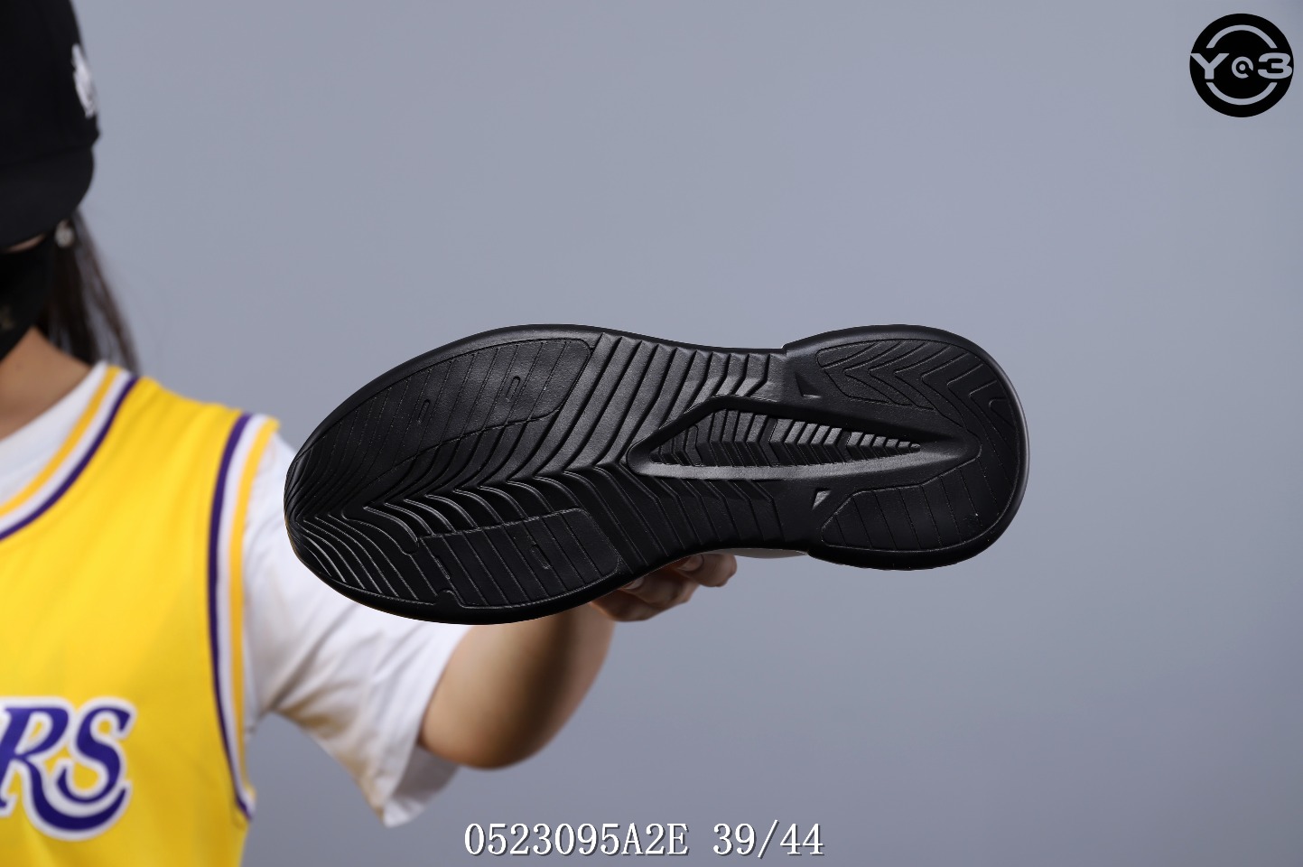 135阿迪达斯Adidas 春夏新品 透气镂空针织 低帮轻便跑鞋