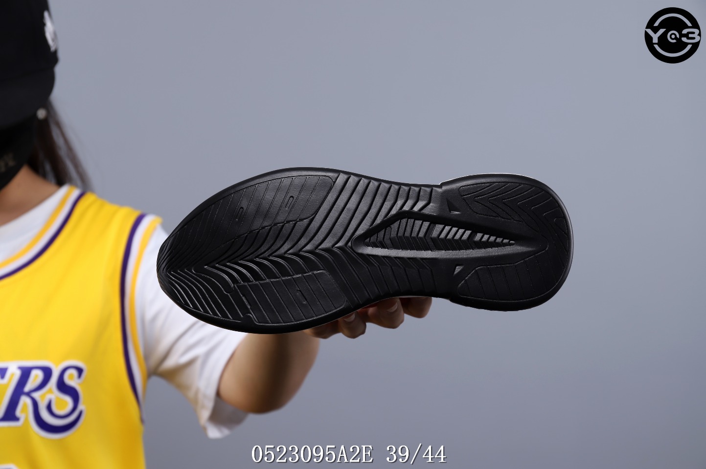 135阿迪达斯Adidas 春夏新品 透气镂空针织 低帮轻便跑鞋