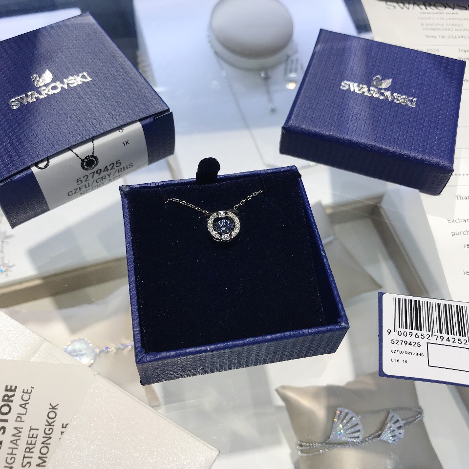 💰70 官方货号：5279425 【专柜爆款】施华洛世奇SPARKLING DC跃动晶彩项链锁骨链。这款白金色的项链，以「跃动水晶」概念为设计灵感﹔密镶水晶的金属饰框内，镶有一颗悬浮似的圆形水晶，爱如初见，怦然心动。“跳动的心”如它的名字一样，sparkling dance round中间哪个悬浮似的水晶是随着心跳不停地闪动。寓意极好！ 长度: 38 厘米+5厘米延长链