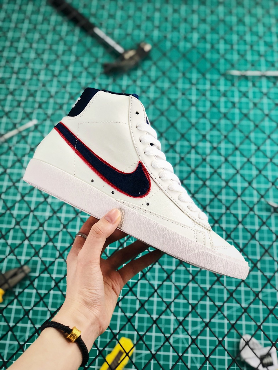 160 米白重叠深蓝红钩”CD9318-100  开拓者系列 耐克Nike Blazer Mid Vintage ”City Pride”1977 QS经典开拓者高帮百搭休闲运动板鞋