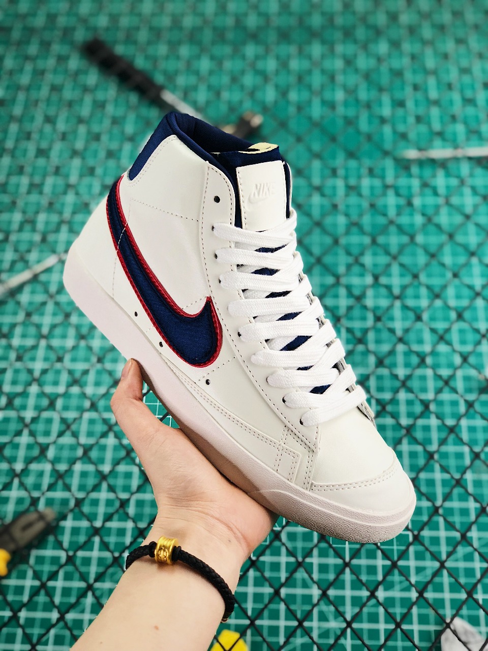 160 米白重叠深蓝红钩”CD9318-100  开拓者系列 耐克Nike Blazer Mid Vintage ”City Pride”1977 QS经典开拓者高帮百搭休闲运动板鞋