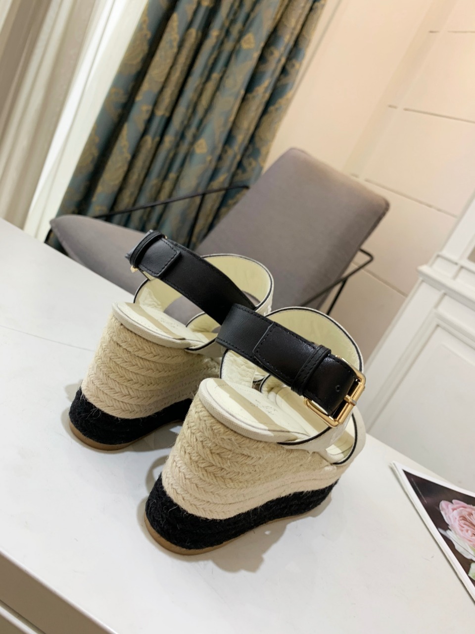 LOUISVuitton最新走秀款厚底凉鞋香港原版购入一比一开模今年的款式比去年增加了老花原素显得更为大