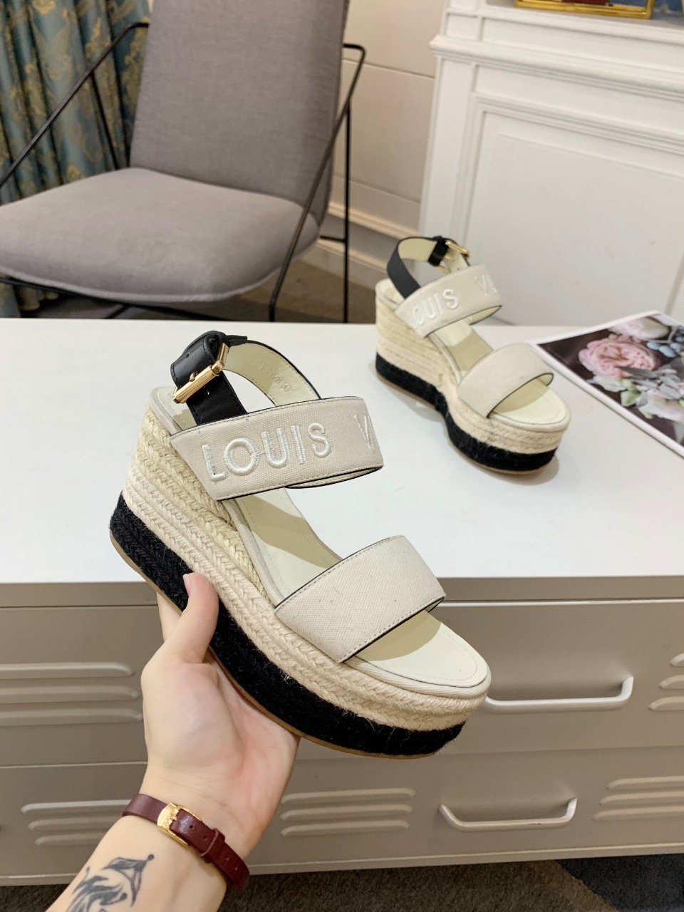 LOUISVuitton最新走秀款厚底凉鞋香港原版购入一比一开模今年的款式比去年增加了老花原素显得更为大