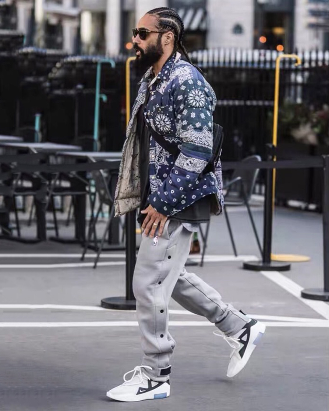 發:590💰 KAPITAL 19AW BANDANA DOWN JKT 腰果花棉袄夹克外套KAPITAL作为非常注重工艺的品牌,用了很多“奇特”的设计,近两年Archive古着风格崛起,很多人开始着用kapital的设计。比如笑脸,腰果花,古布等kapital铁打的元素进行融合创作。Kapital也是近年足够火热的亚文化属性牌子,将拼接与洗水大玩特玩,得到Asap rocky等IG红人追捧。看惯了Sup不断炒冷饭的老年腰果花,那这件八花六色的拼接腰果花绝对抢眼!kapital今年的腰果花系列也是ins最红的款式没有之一!就连LV卤蛋大光头都有上身同款紫色。原版购入后拆解,花型颜色版型1:1完美还原,先裁片后拼接,面料使用特殊工艺制作,类似人字纹手工缝制效果!增加复古感!特殊自然氧化做旧辅料!这个款式是一个内搭外穿都可以穿着的款式,准确来说,更多的是一款内搭叠穿的款式!这样的衣服在搭配时候要考虑到叠穿时候与其他衣服的兼容性,袖子等数据不可能做的非常宽松,搭配帽衫外传,道袍冲锋衣内搭等!无论是效果还是保暖度都是相当的不错的!强力机洗所带来的离心力,很容易会破坏整体版型美观性。建议轻机洗,手洗更佳!花色颜色版型一一对应,先裁片后拼接S 肩宽50 胸围120 衣长73 袖长60M 肩宽52 胸围124 衣长75 袖长61L 肩宽54 胸围128 衣长78 袖长62 發:590💰 KAPITAL 19AW BANDANA DOWN JKT 腰果花棉袄夹克外套KAPITAL作为非常注重工艺的品牌,用了很多“奇特”的设计,近两年Archive古着风格崛起,很多人开始着用kapital的设计。比如笑脸,腰果花,古布等kapital铁打的元素进行融合创作。Kapital也是近年足够火热的亚文化属性牌子,将拼接与洗水大玩特玩,得到Asap rocky等IG红人追捧。看惯了Sup不断炒冷饭的老年腰果花,那这件八花六色的拼接腰果花绝对抢眼!kapital今年的腰果花系列也是ins最红的款式没有之一!就连LV卤蛋大光头都有上身同款紫色。原版购入后拆解,花型颜色版型1:1完美还原,先裁片后拼接,面料使用特殊工艺制作,类似人字纹手工缝制效果!增加复古感!特殊自然氧化做旧辅料!这个款式是一个内搭外穿都可以穿着的款式,准确来说,更多的是一款内搭叠穿的款式!这样的衣服在搭配时候要考虑到叠穿时候与其他衣服的兼容性,袖子等数据不可能做的非常宽松,搭配帽衫外传,道袍冲锋衣内搭等!无论是效果还是保暖度都是相当的不错的!强力机洗所带来的离心力,很容易会破坏整体版型美观性。建议轻机洗,手洗更佳!花色颜色版型一一对应,先裁片后拼接S 肩宽50 胸围120 衣长73 袖长60M 肩宽52 胸围124 衣长75 袖长61L 肩宽54 胸围128 衣长78 袖长62