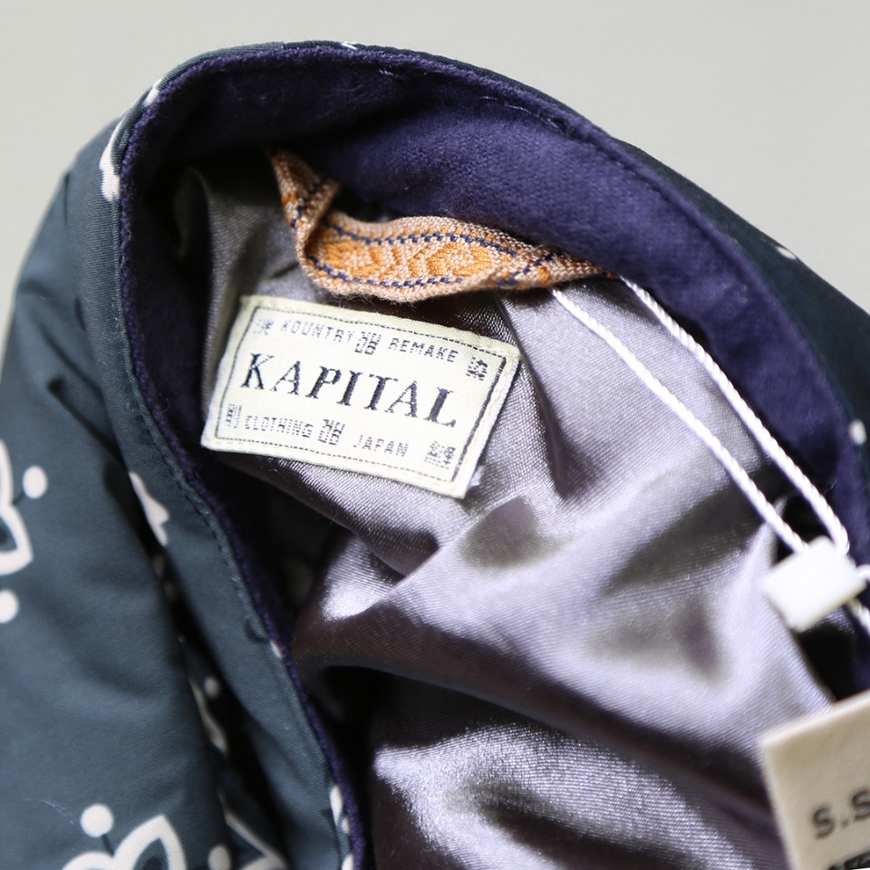 發:590💰 KAPITAL 19AW BANDANA DOWN JKT 腰果花棉袄夹克外套KAPITAL作为非常注重工艺的品牌,用了很多“奇特”的设计,近两年Archive古着风格崛起,很多人开始着用kapital的设计。比如笑脸,腰果花,古布等kapital铁打的元素进行融合创作。Kapital也是近年足够火热的亚文化属性牌子,将拼接与洗水大玩特玩,得到Asap rocky等IG红人追捧。看惯了Sup不断炒冷饭的老年腰果花,那这件八花六色的拼接腰果花绝对抢眼!kapital今年的腰果花系列也是ins最红的款式没有之一!就连LV卤蛋大光头都有上身同款紫色。原版购入后拆解,花型颜色版型1:1完美还原,先裁片后拼接,面料使用特殊工艺制作,类似人字纹手工缝制效果!增加复古感!特殊自然氧化做旧辅料!这个款式是一个内搭外穿都可以穿着的款式,准确来说,更多的是一款内搭叠穿的款式!这样的衣服在搭配时候要考虑到叠穿时候与其他衣服的兼容性,袖子等数据不可能做的非常宽松,搭配帽衫外传,道袍冲锋衣内搭等!无论是效果还是保暖度都是相当的不错的!强力机洗所带来的离心力,很容易会破坏整体版型美观性。建议轻机洗,手洗更佳!花色颜色版型一一对应,先裁片后拼接S 肩宽50 胸围120 衣长73 袖长60M 肩宽52 胸围124 衣长75 袖长61L 肩宽54 胸围128 衣长78 袖长62 發:590💰 KAPITAL 19AW BANDANA DOWN JKT 腰果花棉袄夹克外套KAPITAL作为非常注重工艺的品牌,用了很多“奇特”的设计,近两年Archive古着风格崛起,很多人开始着用kapital的设计。比如笑脸,腰果花,古布等kapital铁打的元素进行融合创作。Kapital也是近年足够火热的亚文化属性牌子,将拼接与洗水大玩特玩,得到Asap rocky等IG红人追捧。看惯了Sup不断炒冷饭的老年腰果花,那这件八花六色的拼接腰果花绝对抢眼!kapital今年的腰果花系列也是ins最红的款式没有之一!就连LV卤蛋大光头都有上身同款紫色。原版购入后拆解,花型颜色版型1:1完美还原,先裁片后拼接,面料使用特殊工艺制作,类似人字纹手工缝制效果!增加复古感!特殊自然氧化做旧辅料!这个款式是一个内搭外穿都可以穿着的款式,准确来说,更多的是一款内搭叠穿的款式!这样的衣服在搭配时候要考虑到叠穿时候与其他衣服的兼容性,袖子等数据不可能做的非常宽松,搭配帽衫外传,道袍冲锋衣内搭等!无论是效果还是保暖度都是相当的不错的!强力机洗所带来的离心力,很容易会破坏整体版型美观性。建议轻机洗,手洗更佳!花色颜色版型一一对应,先裁片后拼接S 肩宽50 胸围120 衣长73 袖长60M 肩宽52 胸围124 衣长75 袖长61L 肩宽54 胸围128 衣长78 袖长62