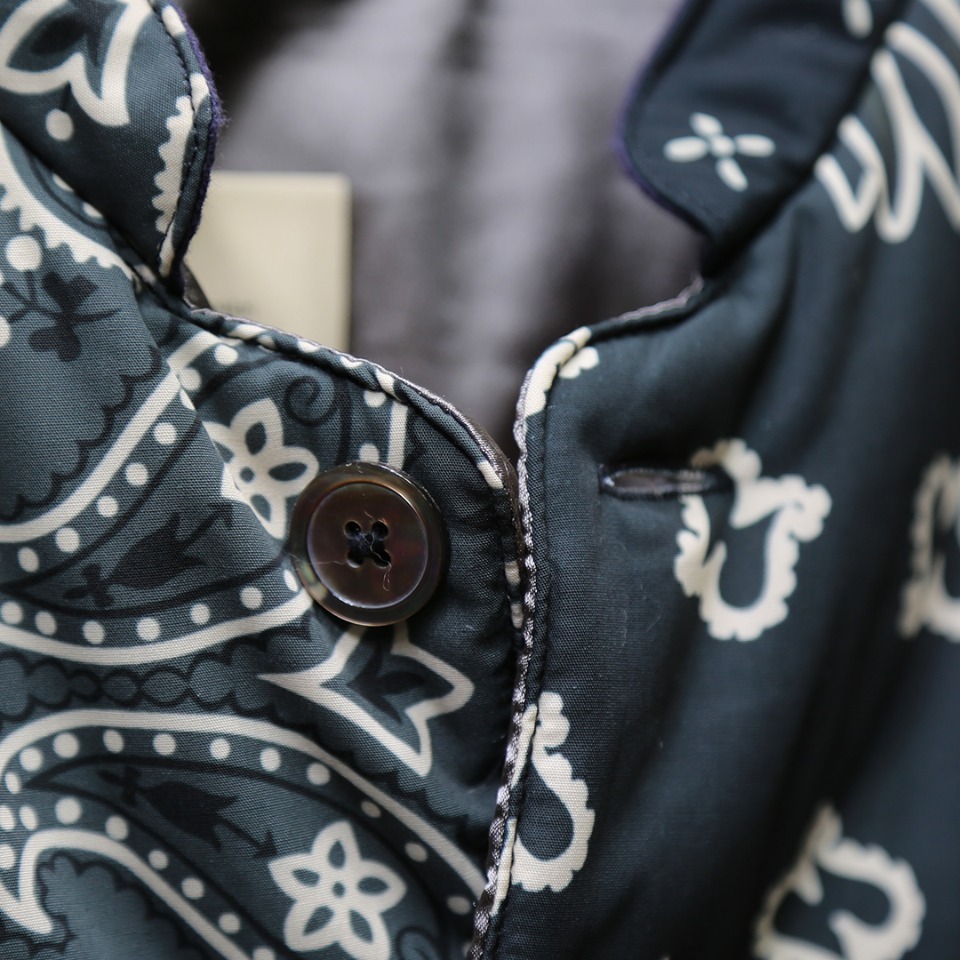 發:590💰 KAPITAL 19AW BANDANA DOWN JKT 腰果花棉袄夹克外套KAPITAL作为非常注重工艺的品牌,用了很多“奇特”的设计,近两年Archive古着风格崛起,很多人开始着用kapital的设计。比如笑脸,腰果花,古布等kapital铁打的元素进行融合创作。Kapital也是近年足够火热的亚文化属性牌子,将拼接与洗水大玩特玩,得到Asap rocky等IG红人追捧。看惯了Sup不断炒冷饭的老年腰果花,那这件八花六色的拼接腰果花绝对抢眼!kapital今年的腰果花系列也是ins最红的款式没有之一!就连LV卤蛋大光头都有上身同款紫色。原版购入后拆解,花型颜色版型1:1完美还原,先裁片后拼接,面料使用特殊工艺制作,类似人字纹手工缝制效果!增加复古感!特殊自然氧化做旧辅料!这个款式是一个内搭外穿都可以穿着的款式,准确来说,更多的是一款内搭叠穿的款式!这样的衣服在搭配时候要考虑到叠穿时候与其他衣服的兼容性,袖子等数据不可能做的非常宽松,搭配帽衫外传,道袍冲锋衣内搭等!无论是效果还是保暖度都是相当的不错的!强力机洗所带来的离心力,很容易会破坏整体版型美观性。建议轻机洗,手洗更佳!花色颜色版型一一对应,先裁片后拼接S 肩宽50 胸围120 衣长73 袖长60M 肩宽52 胸围124 衣长75 袖长61L 肩宽54 胸围128 衣长78 袖长62 發:590💰 KAPITAL 19AW BANDANA DOWN JKT 腰果花棉袄夹克外套KAPITAL作为非常注重工艺的品牌,用了很多“奇特”的设计,近两年Archive古着风格崛起,很多人开始着用kapital的设计。比如笑脸,腰果花,古布等kapital铁打的元素进行融合创作。Kapital也是近年足够火热的亚文化属性牌子,将拼接与洗水大玩特玩,得到Asap rocky等IG红人追捧。看惯了Sup不断炒冷饭的老年腰果花,那这件八花六色的拼接腰果花绝对抢眼!kapital今年的腰果花系列也是ins最红的款式没有之一!就连LV卤蛋大光头都有上身同款紫色。原版购入后拆解,花型颜色版型1:1完美还原,先裁片后拼接,面料使用特殊工艺制作,类似人字纹手工缝制效果!增加复古感!特殊自然氧化做旧辅料!这个款式是一个内搭外穿都可以穿着的款式,准确来说,更多的是一款内搭叠穿的款式!这样的衣服在搭配时候要考虑到叠穿时候与其他衣服的兼容性,袖子等数据不可能做的非常宽松,搭配帽衫外传,道袍冲锋衣内搭等!无论是效果还是保暖度都是相当的不错的!强力机洗所带来的离心力,很容易会破坏整体版型美观性。建议轻机洗,手洗更佳!花色颜色版型一一对应,先裁片后拼接S 肩宽50 胸围120 衣长73 袖长60M 肩宽52 胸围124 衣长75 袖长61L 肩宽54 胸围128 衣长78 袖长62