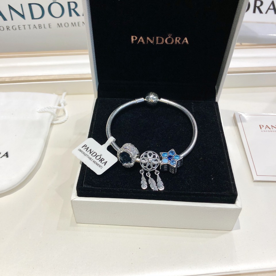 NO:103628,The latest gift selling model is paired with Pandora's first real shot. A special source of first-hand goods, original single-purchase grade PANDORA Pandora, material solid silver, full amount, imported rhinestones are fully hand-made diamonds. Limited-time sale, complete with a counter packaging. Pandora finished bracelet, bracelet, pure silver19860909礼物热卖款最新搭配潘多拉首家实拍.一手货源特殊渠道,原单代购级PANDORA潘多拉,材质纯银,足克足量,进口水钻全手工镶钻.限量出售,配专柜全套包装.,潘多拉成品手镯,bracelet,pure silver,Jewelry