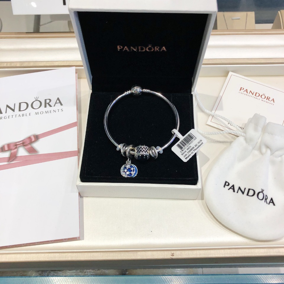 NO:103566,The latest gift selling model is paired with Pandora's first real shot. Special source of first-hand goods, original single-purchase grade PANDORA Pandora, material is pure silver, enough, imported rhinestones are fully hand-made diamonds. It is equipped with a full set of packaging for special counters. Pandora finished bracelet, bracelet, pure silver19860909礼物热卖款最新搭配潘多拉首家实拍.一手货源特殊渠道,原单代购级PANDORA潘多拉,材质纯银,足克足量,进口水钻全手工镶钻.配专柜全套包装.,潘多拉成品手镯,bracelet,pure silver,Jewelry
