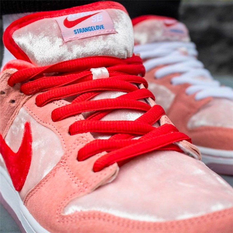 110  携手加州滑板店铺StrangeLove x Nike SB Dunk Low”Valentine's Day”扣篮系列低帮经典百搭休闲运动板鞋“情人节白粉丝绒”CT2552-800